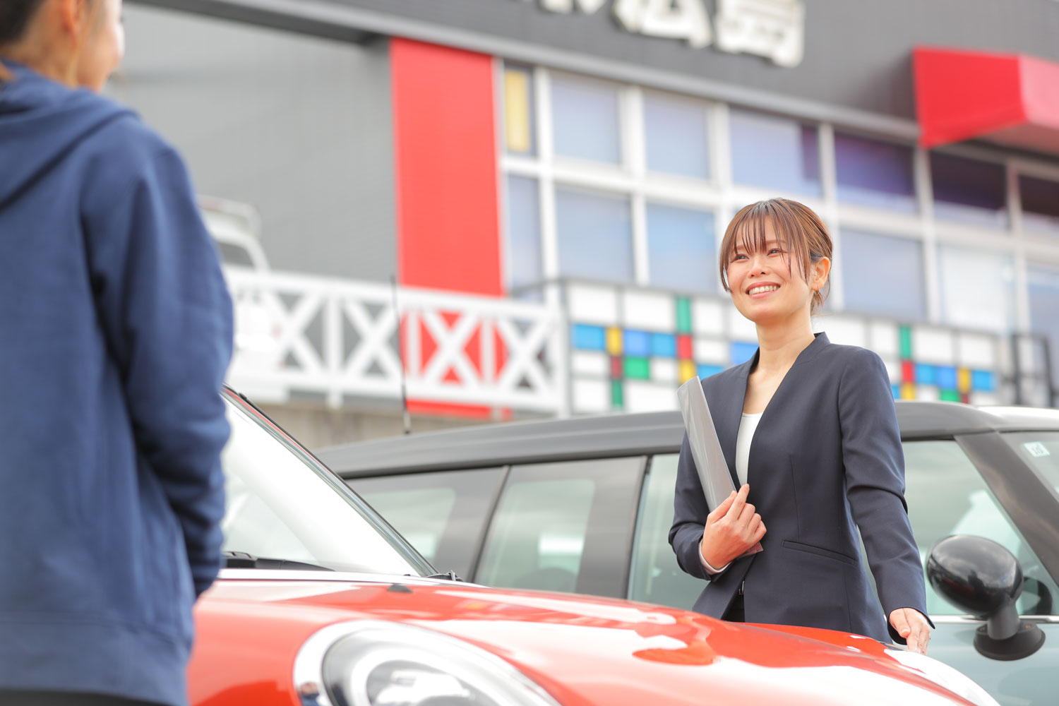 車を説明している写真