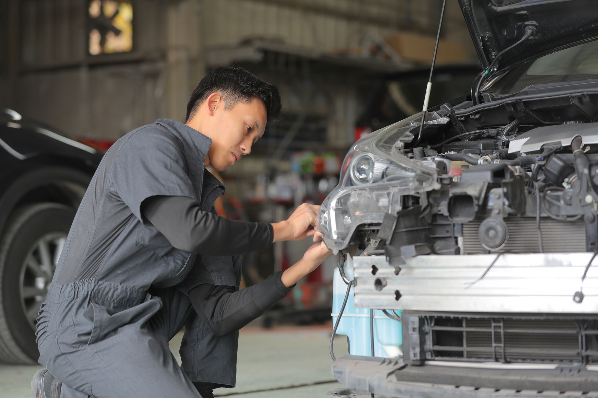 車を整備している写真