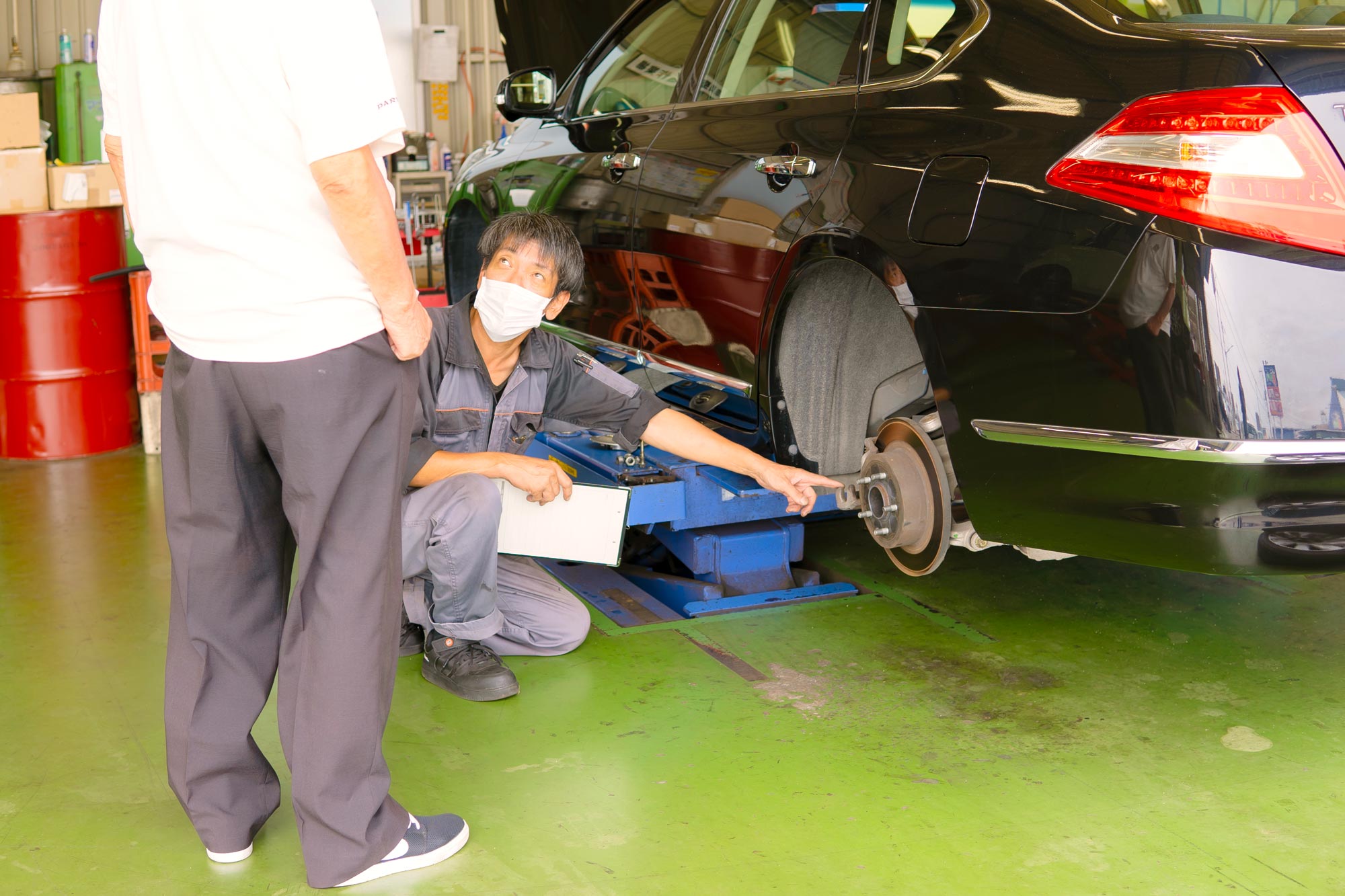 修理内容を説明している人