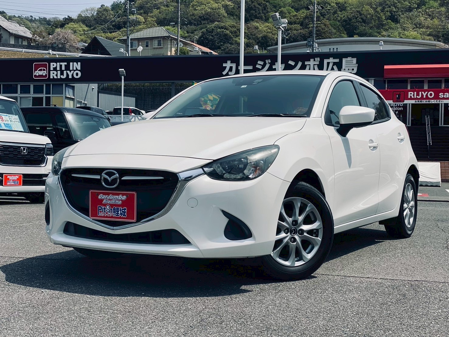 H28年式　マツダ　デミオ　13Sツーリング　純正オーディオ／ＥＴＣ／ヘッドアップディスプレイ／ステアリングスイッチ／オートエアコン／ＵＳＢポート／前席シートヒーター／Ｂｌｕｅｔｏｏｔｈオーディオ／純正ＡＷ【149354】【234】
