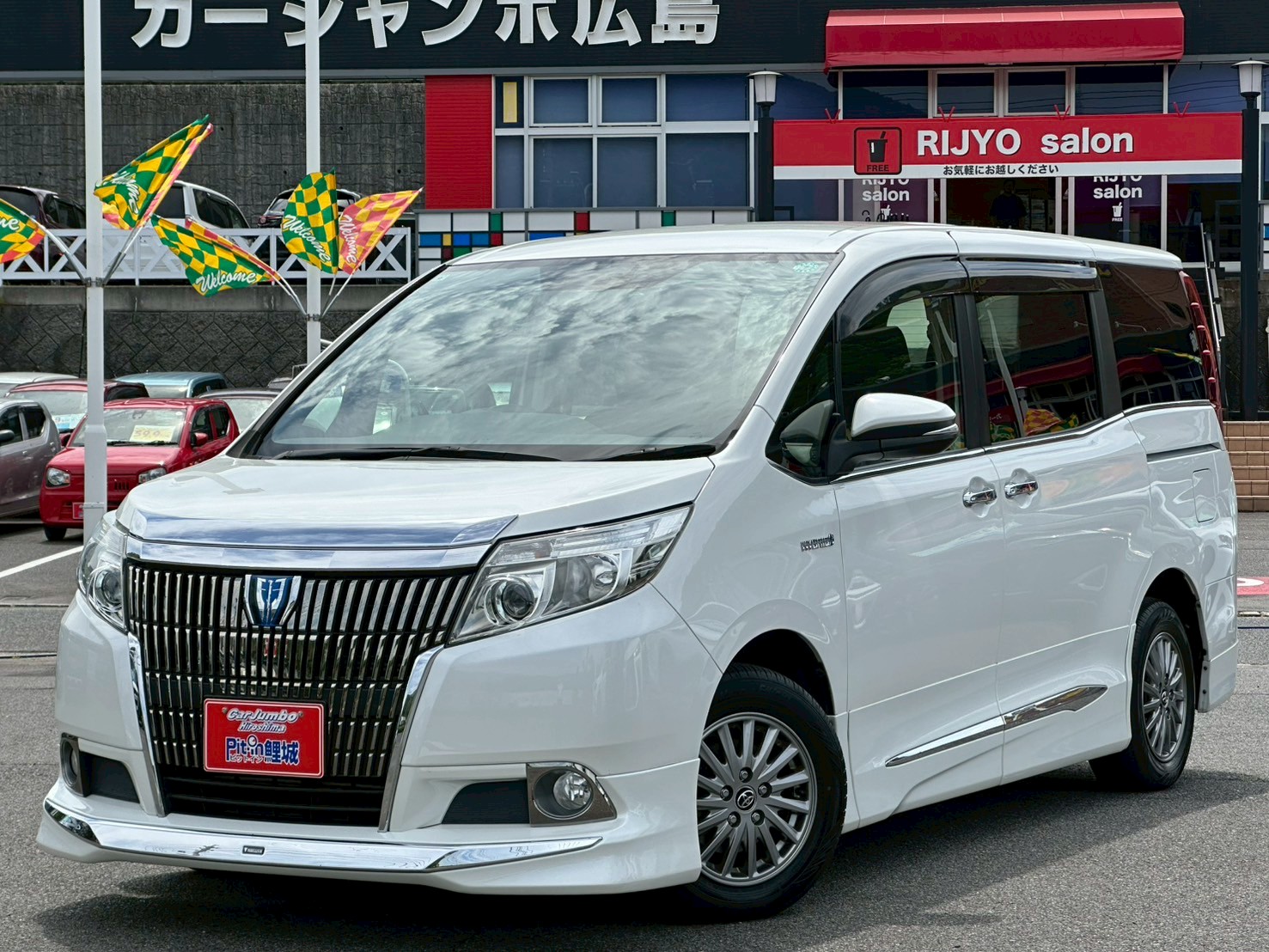 H２７年式　トヨタ　エスクァイアハイブリッド　ハイブリッドGi　AT　1800CC　※両側オートスライドドア・バックモニター・ビルトインETC・HDMI・Bluetooth・HIDヘッドライト・後席モニター・置くだけ充電・シートヒーター・キーレスプッシュスタート・オートライト・オートエアコン・後席エアコン・モデリスタフルエアロ・クルーズコントロール・ドライブレコーダー【246】