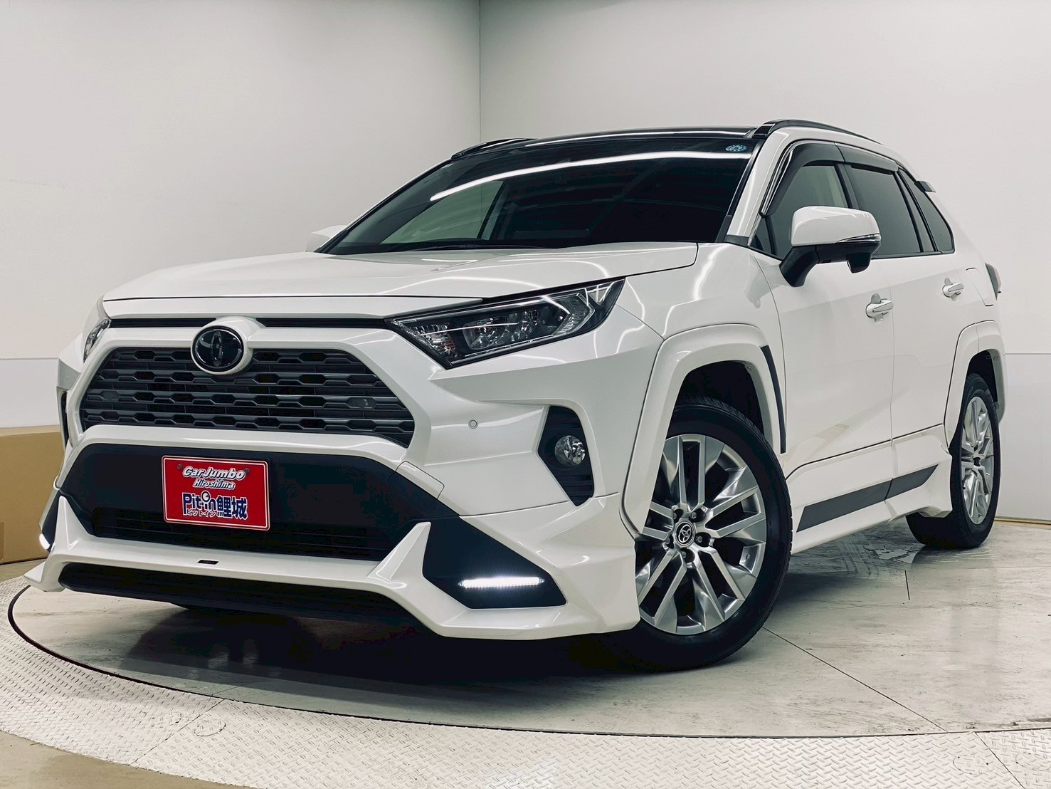 R2年式　トヨタ　RAV4　GZパッケージ　サンルーフ／ＴＲＤエアロ／純正９インチナビ／バックカメラ／デジタルインナーミラー／リアフィルム５面／ＢＳＭ／レザーシート／シートヒーター／アダプティブクルコン／置くだけ充電／ＥＴＣ／パワーシート【234】【4018502】