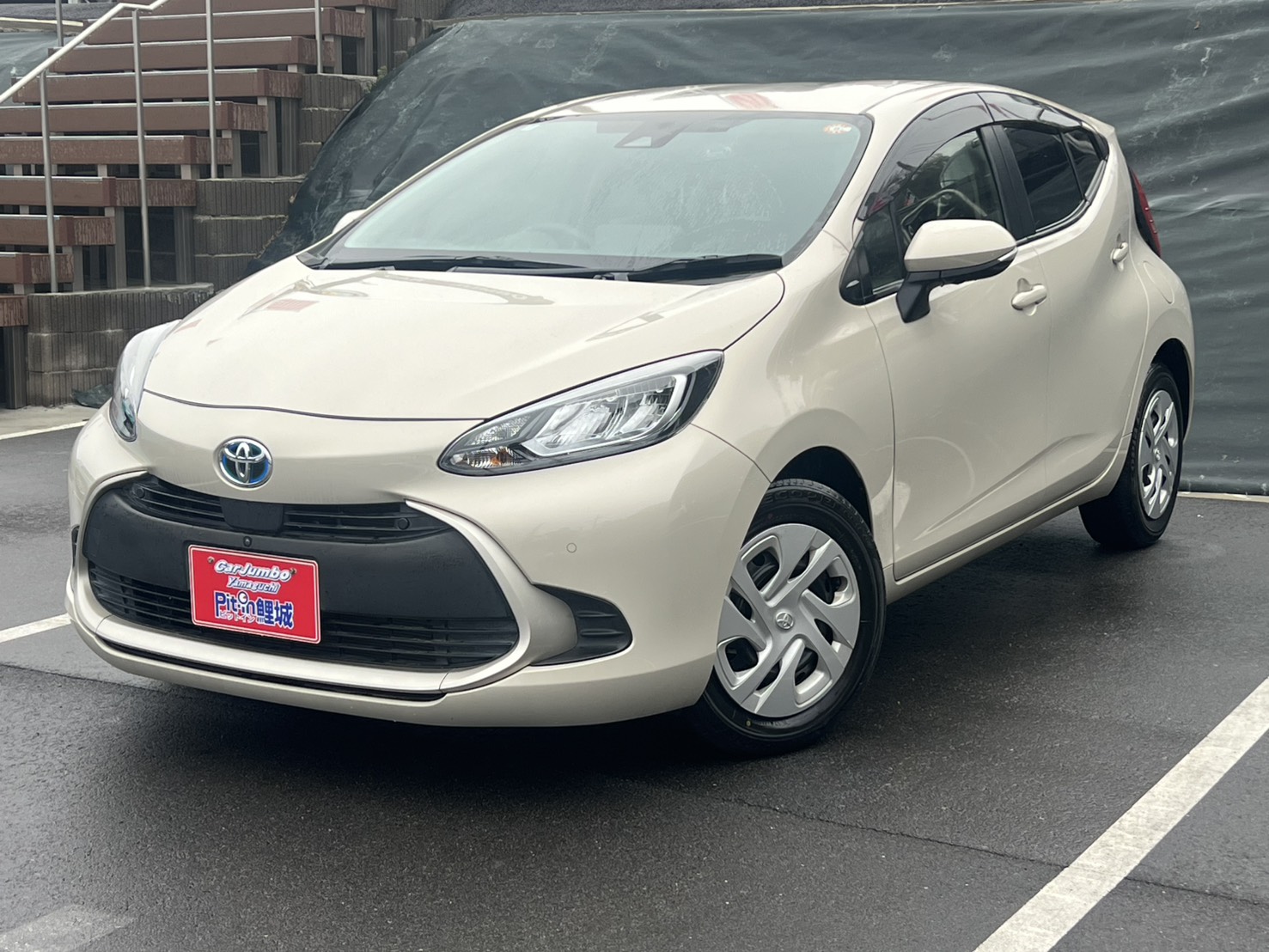 R4年式 トヨタ アクア G 純正ナビ フルセグTV LEDヘッドライト トヨタセーフティセンス スマートキープッシュスタート 【13,400㎞】 26-0283