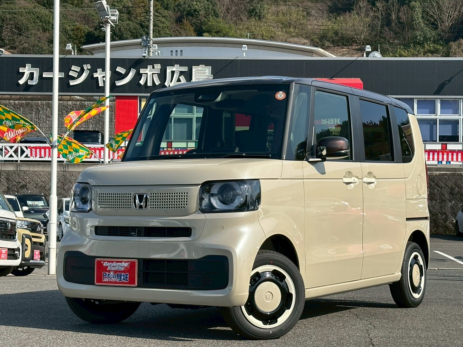 R７年式　ホンダN-BOX　4WDファッションスタイル　660CC　CVT　NO：1112272※LEDヘッドライト・ホンダセンシング・両側オートスライドドア・電動パーキングブレーキ・オートハイビーム・オートエアコン・シートヒーター・USBソケット・ISOFIX・キーレスプッシュスタート・スマートキー・リアサンシェード【246】