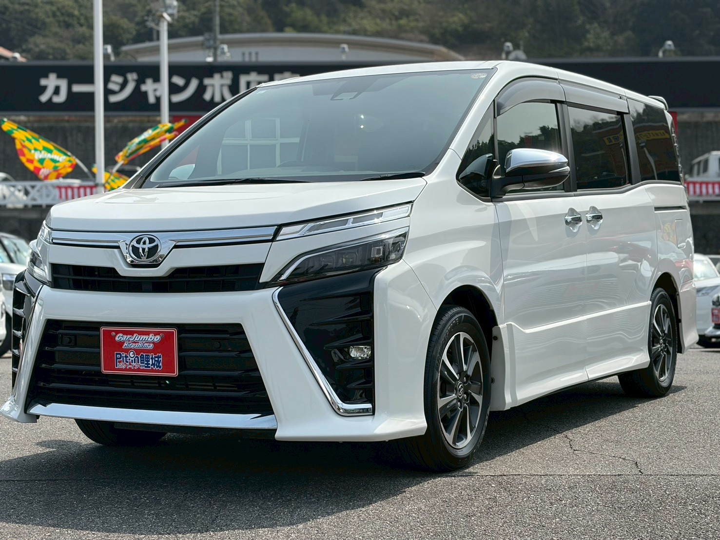 R3 トヨタ ヴォクシー 2.0ZS煌Ⅲ 純正ナビ バックカメラ Bluetooth フルセグテレビ 電動格納ドアミラー 両側電動スライドドア 衝突軽減装置横滑り防止装置 クルーズコントロール Wエアコン ETC ウォークスルー 純正アルミホイール 【249】【0671581】