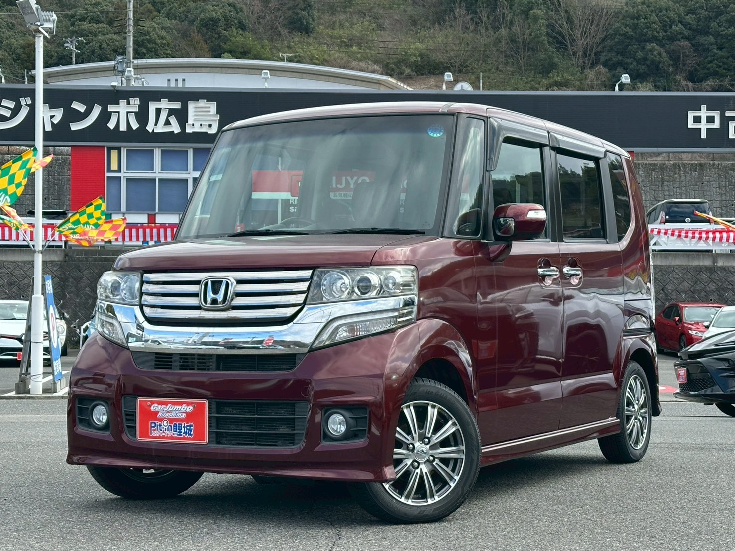 ２５年式　ホンダN-BOXカスタム　GターボSSパッケージ　660CC　AT　NO：2122477※HIDヘッドライト・両側電動スライドドア・プライバシーガラス・ミラーウィンカー・ディスプレイオーディオ・オートライト・オートエアコン・キーレスプッシュスタート・スマートキー【246】