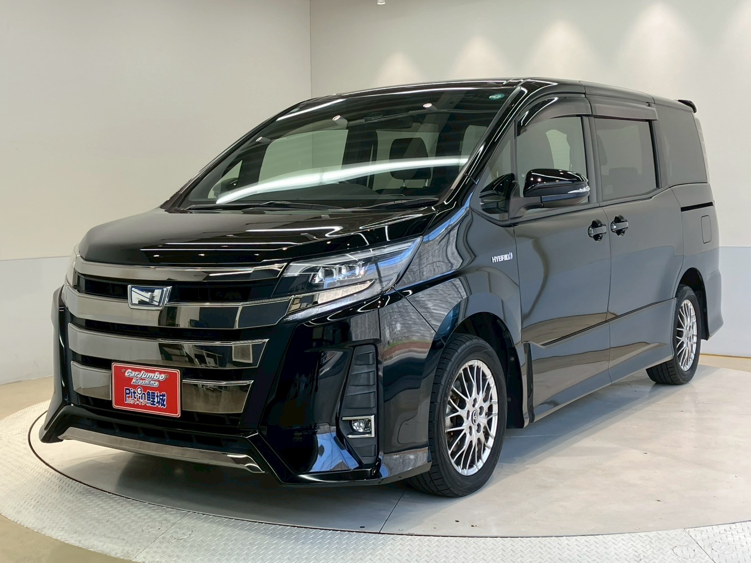 H29年式　トヨタ　ノア　ハイブリッドSi　1800ｃｃ　純正ナビ　フルセグ　ＤＶＤ　Ｂｌｕｅｔｏｏｔｈ　バックカメラ　フリップダウンモニター　両側パワースライドドア　純正アルミホイール　衝突軽減ブレーキ　ＬＥＤヘッドライト　ＥＴＣ　クルーズコントロール　【0287554】　235